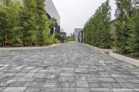 Viale residenziale pavimentato con masselli filtranti
