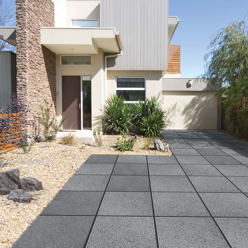 Viale esterno residenziale pavimentato con piastre in cemento