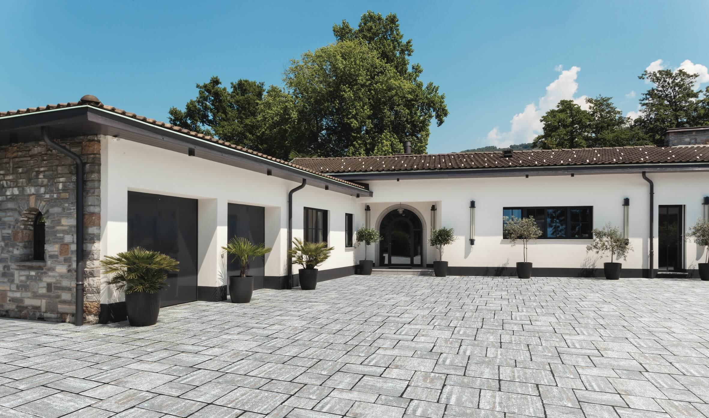 Vialetto esterno di una villa con pavimentazione in masselli autobloccanti