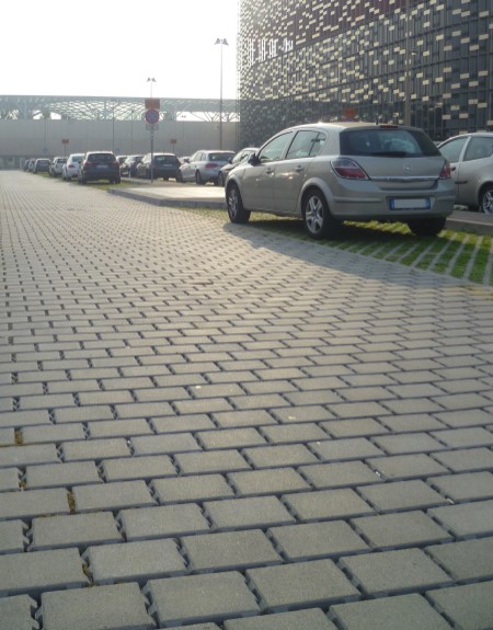 Parcheggio semi vuoto di un supermercato