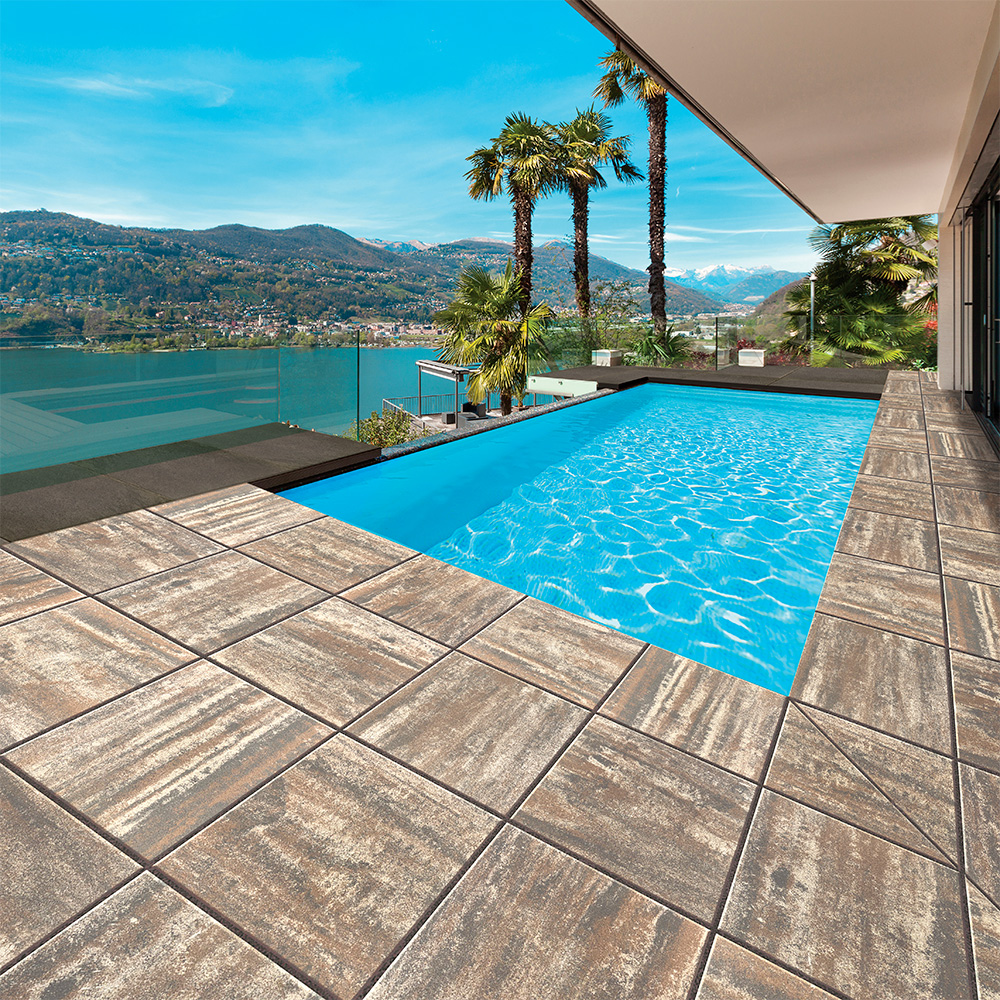 Pavimentazione a bordo piscina con lastre antiscivolo