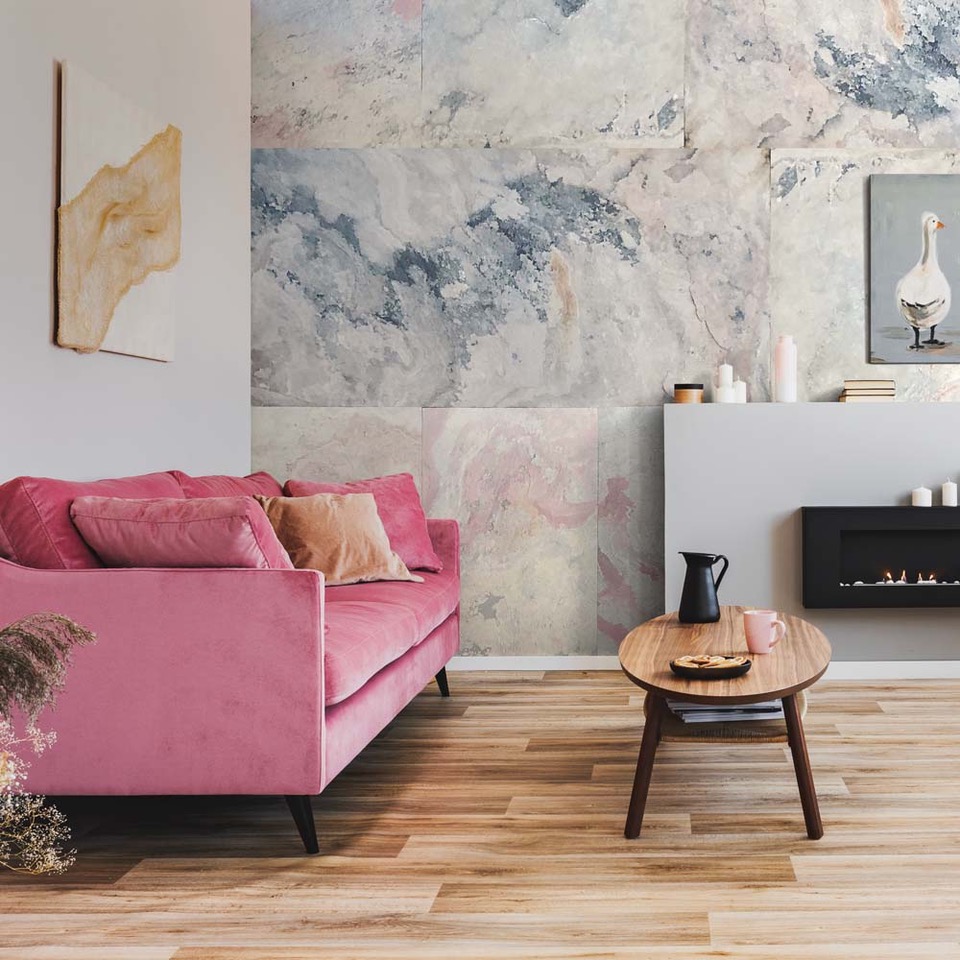 Rivestimento in pietra naturale su parete e interna di un salottino.